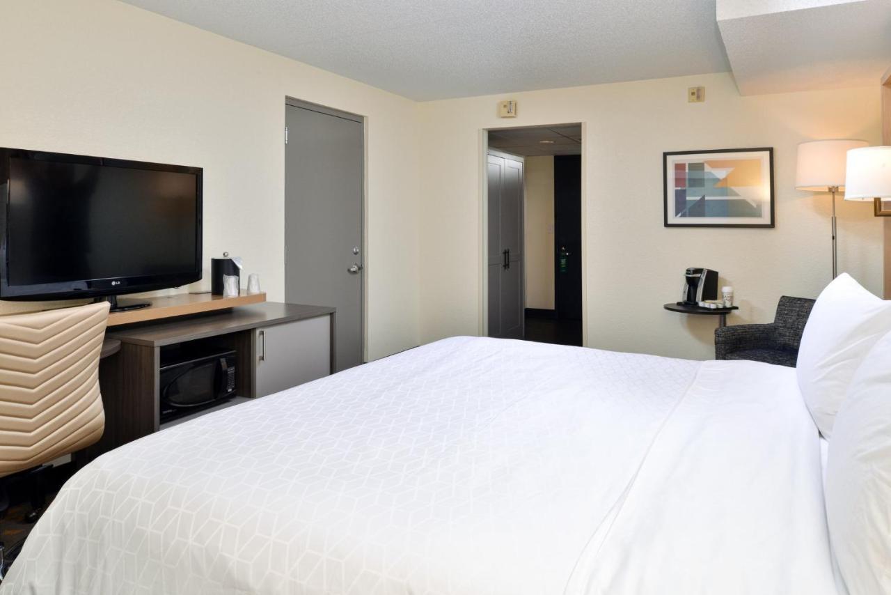 Holiday Inn Hotel & Suites Overland Park-Convention Center By Ihg Экстерьер фото