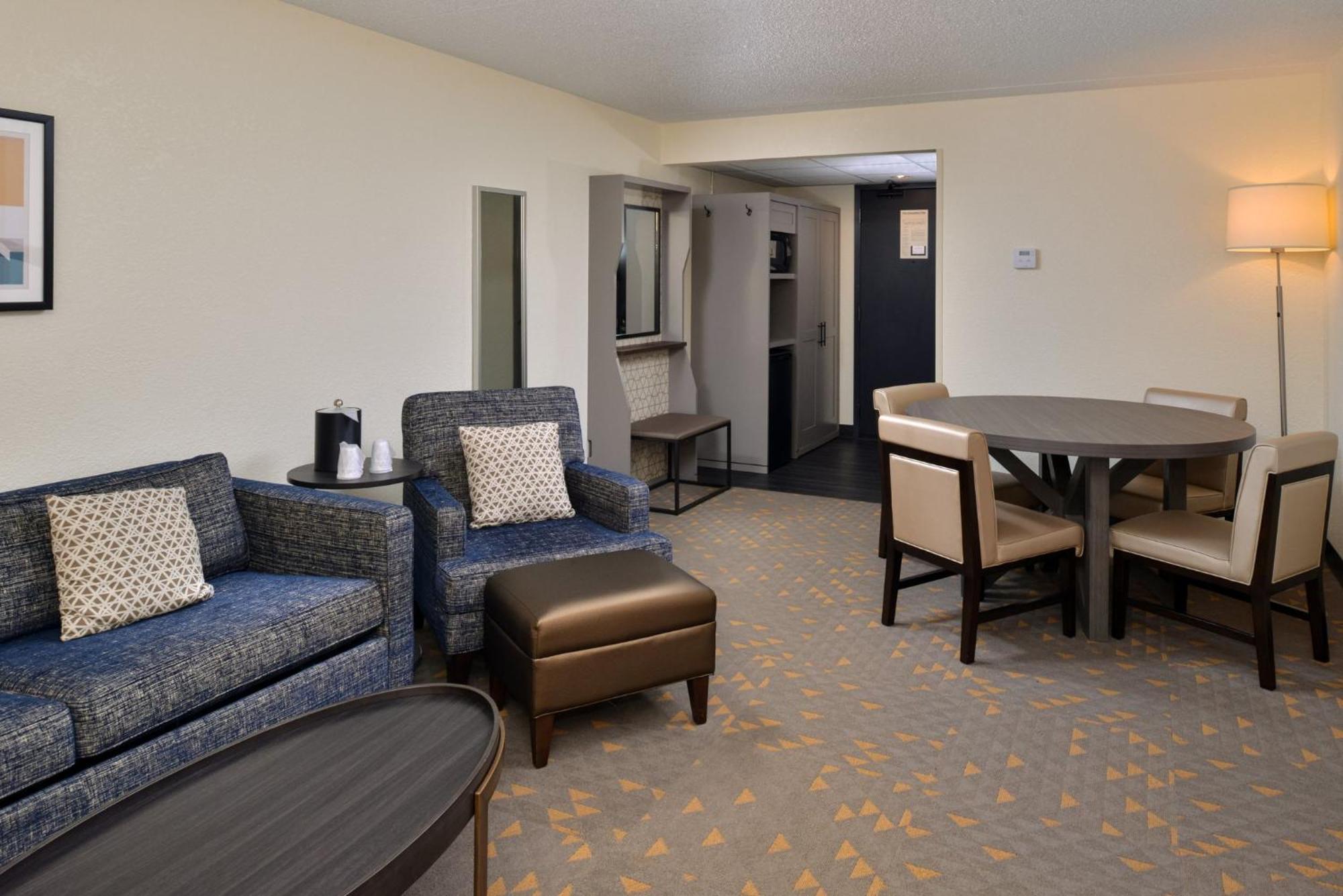 Holiday Inn Hotel & Suites Overland Park-Convention Center By Ihg Экстерьер фото